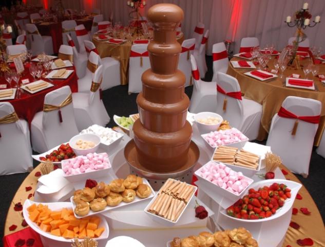 Fuente de chocolate en la boda. fuente de chocolate vibrante en la